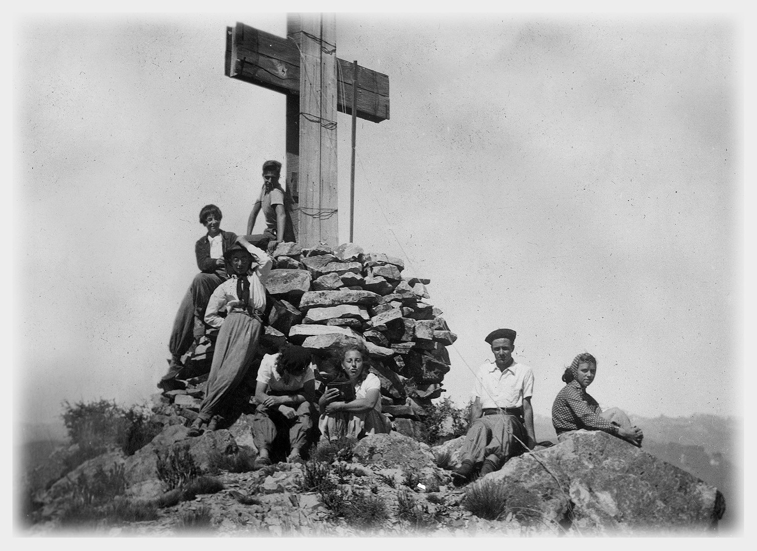La familia reunida al pie de la Cruz del Cerro de los Pinos