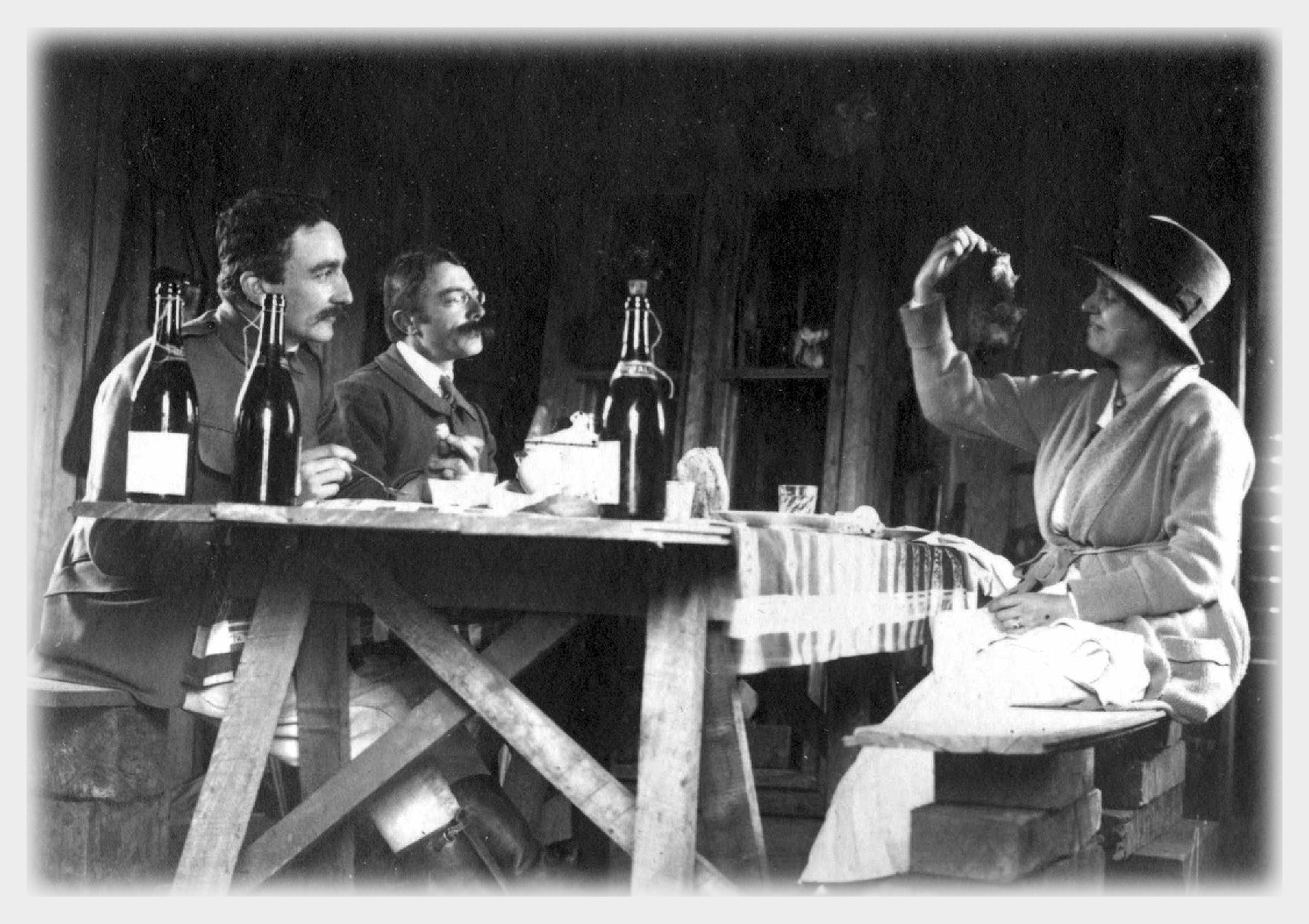 Escena familiar en el interior de la casa hacia 1920